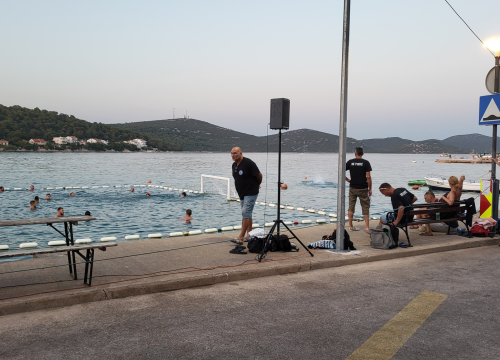 Fotografija 2 - Povijesna utakmica za Prvić Luku: Kako je vaterpolo uzburkao usnulu valu...