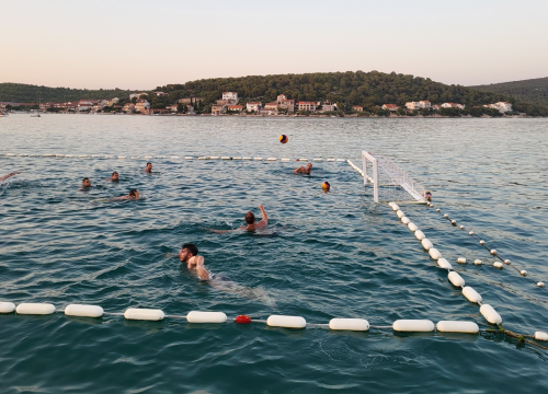 Fotografija 6 - Povijesna utakmica za Prvić Luku: Kako je vaterpolo uzburkao usnulu valu...