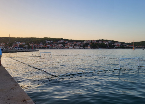 Fotografija 8 - Povijesna utakmica za Prvić Luku: Kako je vaterpolo uzburkao usnulu valu...