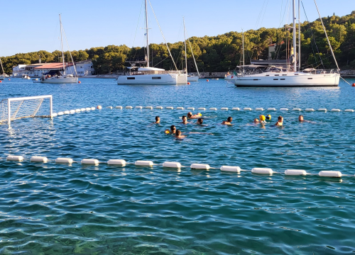 Fotografija 9 - Povijesna utakmica za Prvić Luku: Kako je vaterpolo uzburkao usnulu valu...