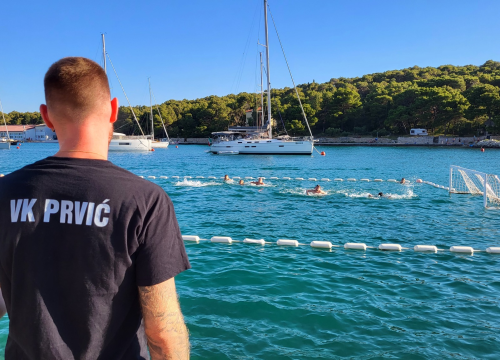 Fotografija 11 - Povijesna utakmica za Prvić Luku: Kako je vaterpolo uzburkao usnulu valu...