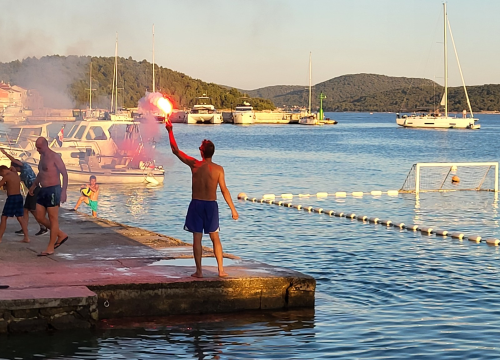 Fotografija 19 - Povijesna utakmica za Prvić Luku: Kako je vaterpolo uzburkao usnulu valu...