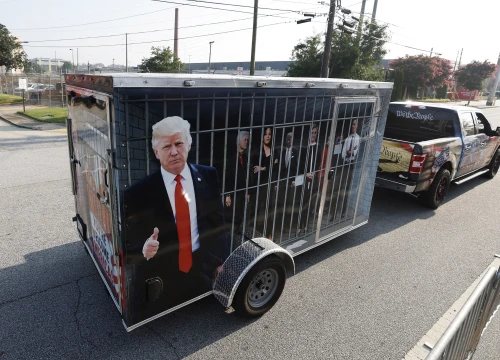 Trump bi se danas trebao predati u zatvor u Georgiji zbog pokušaja poništenja rezultata izbora