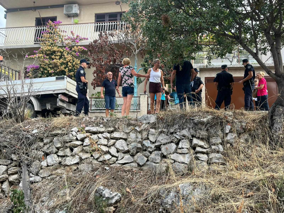 Komunalni (ne)red: Grad odlučio postaviti kamene blokove, građani ih spriječili, intervenirala i policija!