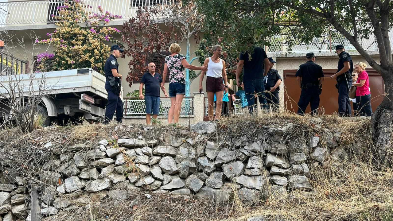 Komunalni (ne)red: Grad odlučio postaviti kamene blokove, građani ih spriječili, intervenirala i policija!