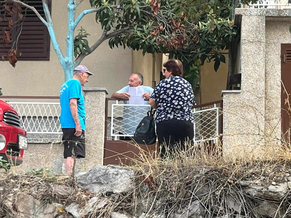 Komunalni (ne)red: Grad odlučio postaviti kamene blokove, građani ih spriječili, intervenirala i policija!