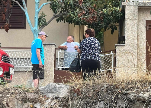 Fotografija 4 - Komunalni (ne)red: Grad odlučio postaviti kamene blokove, građani ih spriječili, intervenirala i policija!