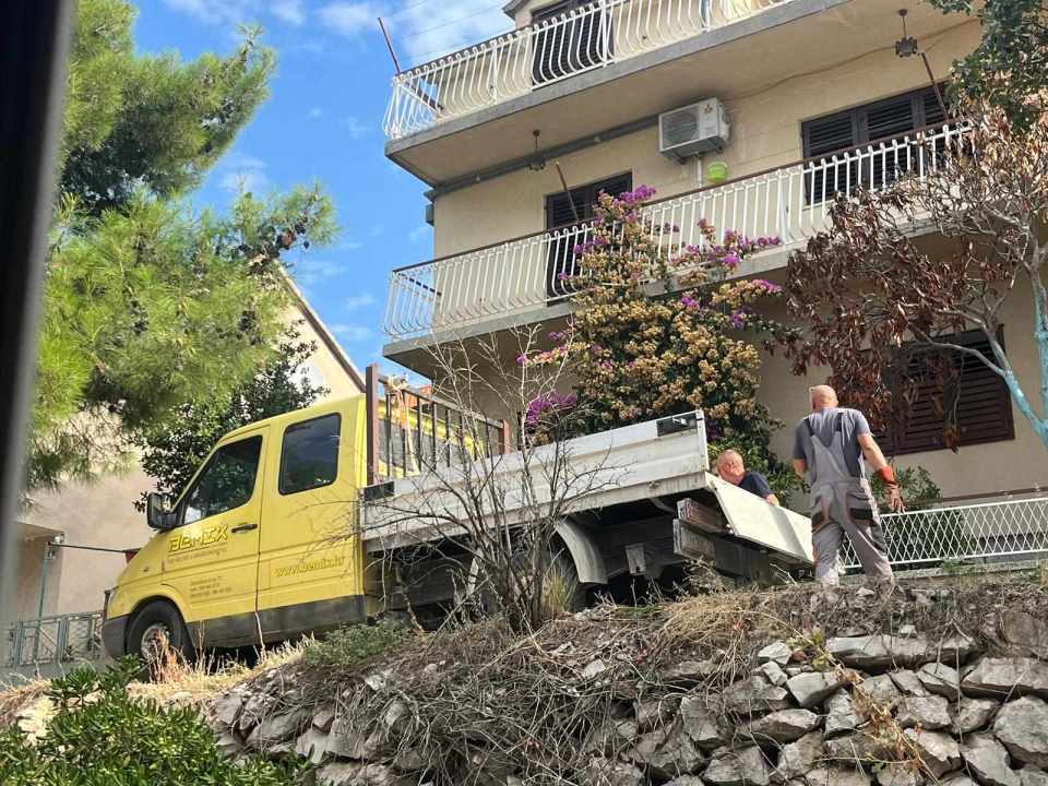 Komunalni (ne)red: Grad odlučio postaviti kamene blokove, građani ih spriječili, intervenirala i policija!