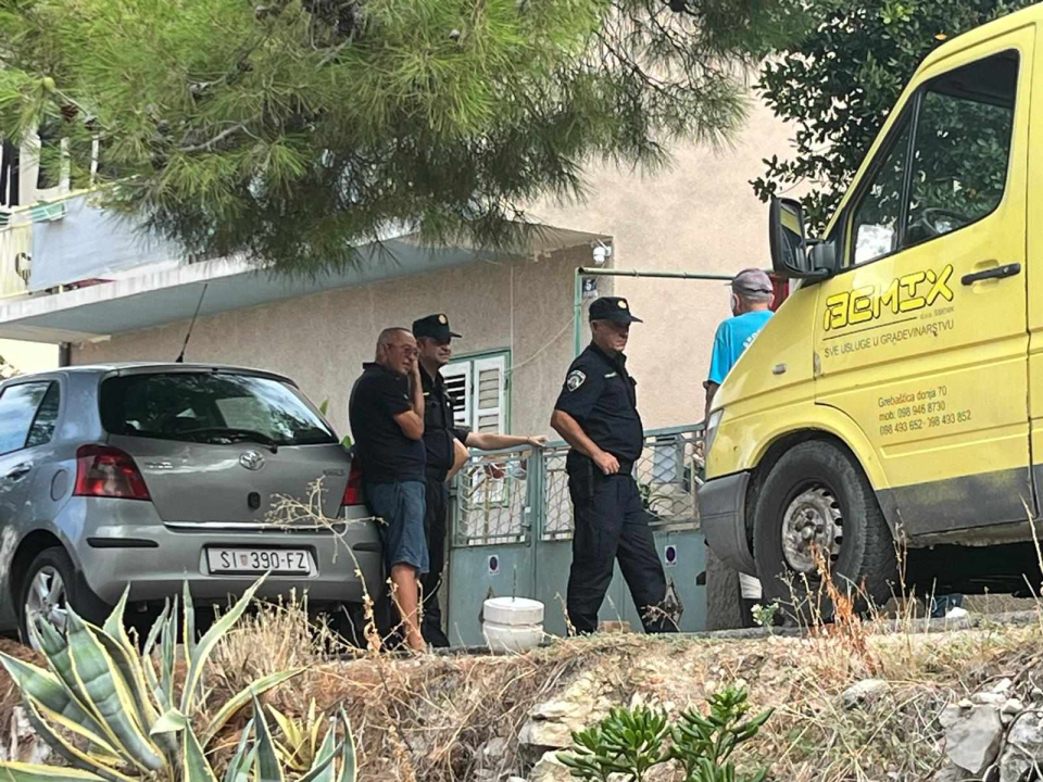 Komunalni (ne)red: Grad odlučio postaviti kamene blokove, građani ih spriječili, intervenirala i policija!