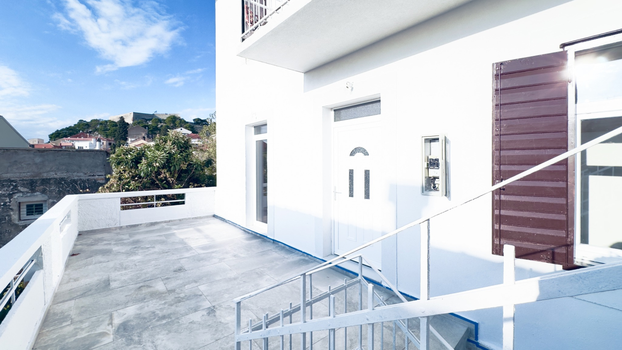 Prodaje se kompletno renoviran dvosoban stan na odličnoj lokaciji!