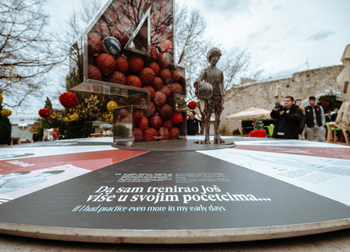 Fotografija 23 - Umjetnička instalacija u spomen na Dražena Petrovića svečano otkrivena u đardinu