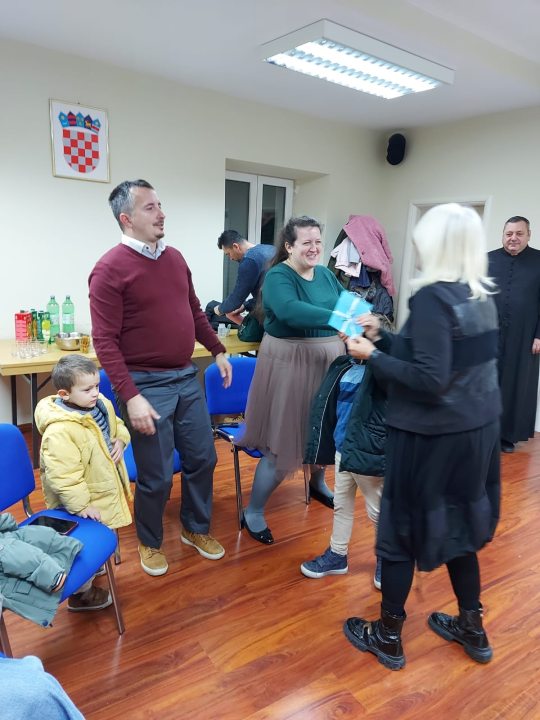 Caritas župe Vodice darivao obitelji s troje i više djece