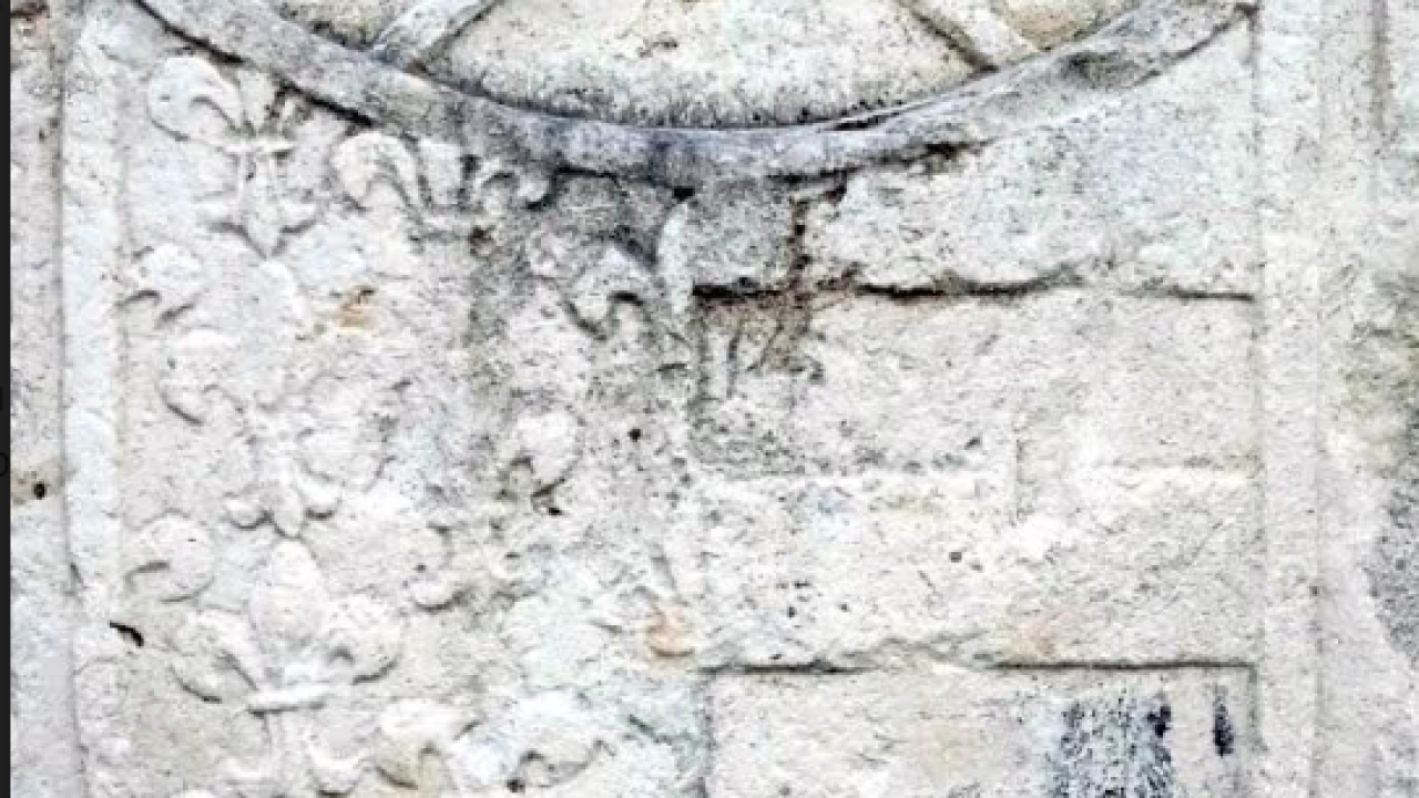 Grb kralja Ludovika I. Anžuvinca sa srednjovjekovnih bedema Šibenika danas je gotovo potpuno zaboravljen