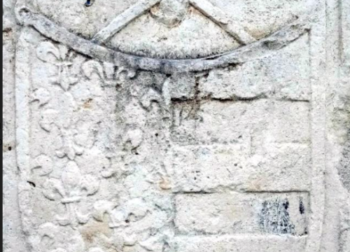 Grb kralja Ludovika I. Anžuvinca sa srednjovjekovnih bedema Šibenika danas je gotovo potpuno zaboravljen