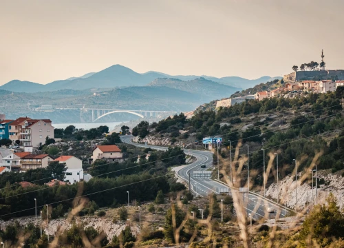 Vjetar stvara probleme u cestovnom i pomorskom prometu