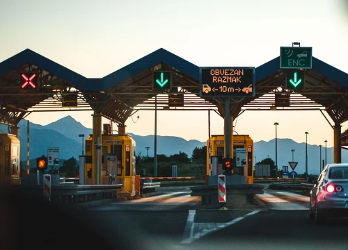 Zbog olujnog vjetra zatvorena dionica na A1 i na Jadranskoj magistrali
