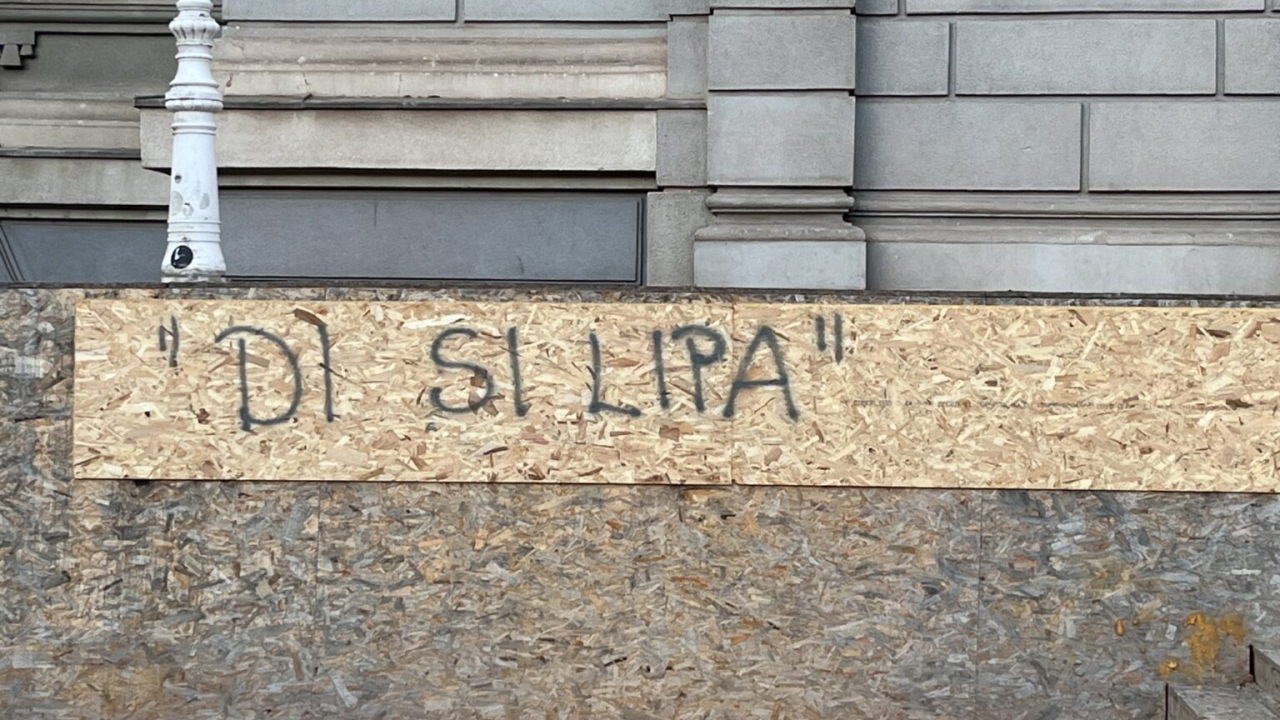 Građani ne odustaju: Reducirani natpis 'di si lipa' opet ispred Mimare