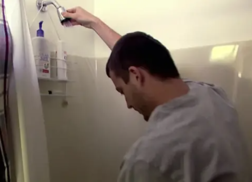 Muškarac tvrdi da nikada ne pere odjeću jer se, logično, tušira u njoj