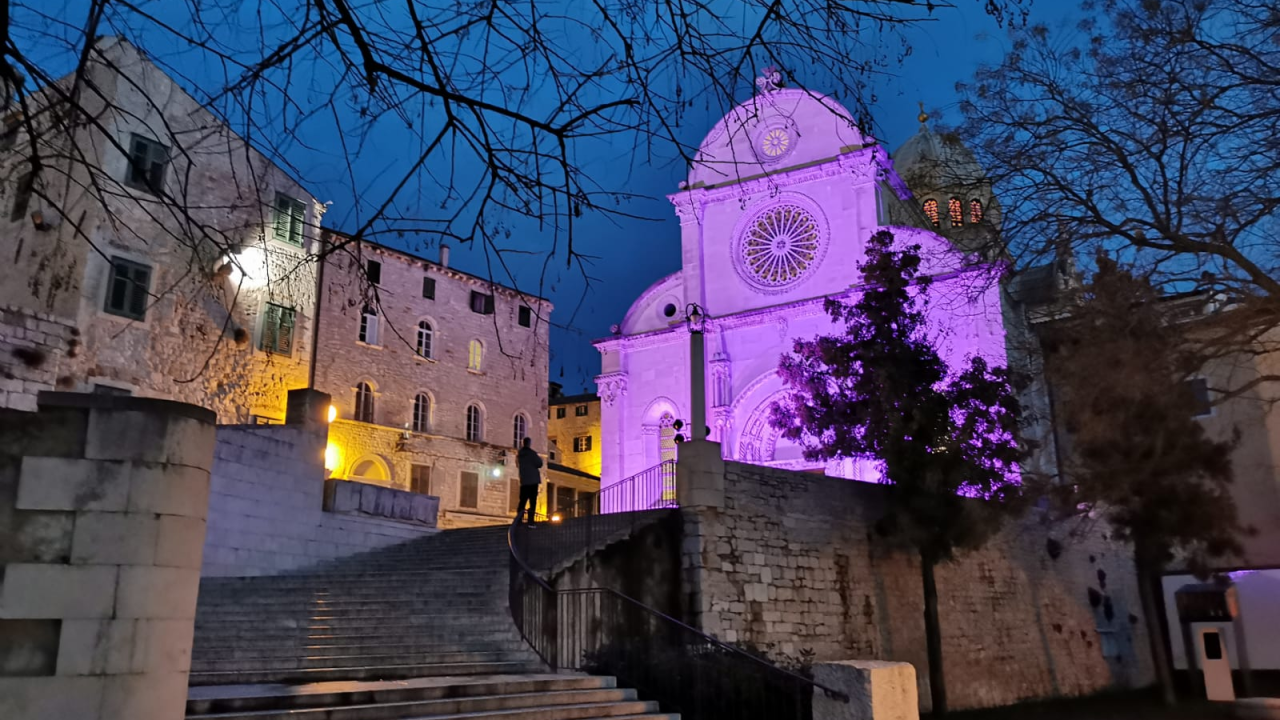 Šibenik se ljubičastim svjetlom na katedrali priključio obilježavanju Međunarodnog dana epilepsije