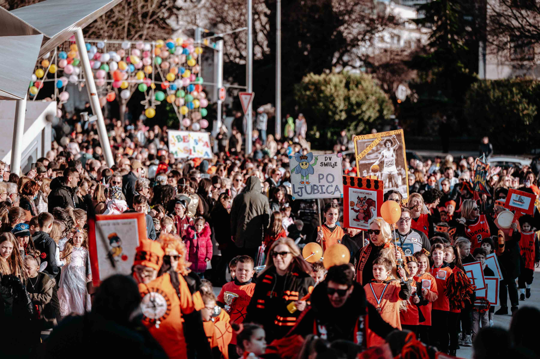 Maškarana povorka prošla kroz grad (2. dio): Najbolja maska Lego, najprovokativnija Oko sokolovo