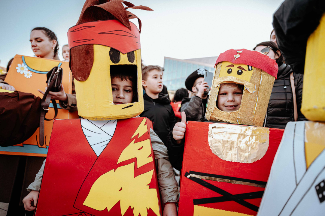 Maškarana povorka prošla kroz grad (2. dio): Najbolja maska Lego, najprovokativnija Oko sokolovo
