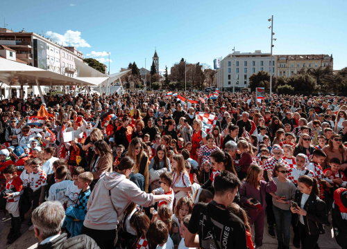 Fotografija 11 - Šibenčani masovno dočekali svjetske prvake, Tucak: 'Gdje god pođem osjećam ljubav koju mi pružate'