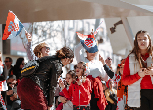 Fotografija 5 - Šibenčani masovno dočekali svjetske prvake, Tucak: 'Gdje god pođem osjećam ljubav koju mi pružate'