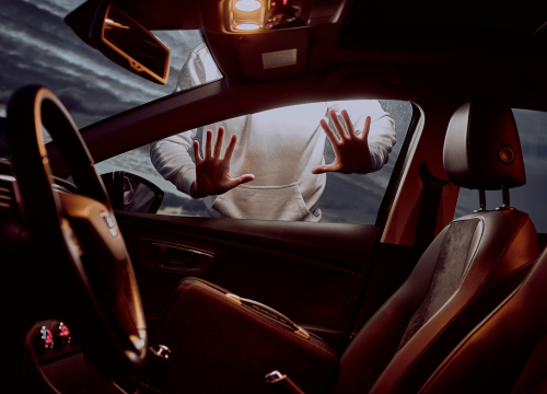 Vozač u Tisnom 'odvlačenjem' pomakao parkirani automobil desetak metara