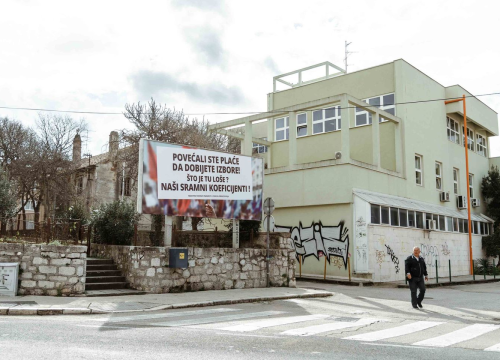 Sindikat znanosti i obrazovanja plakatom kod šibenskih škola poslao poruku Vladi