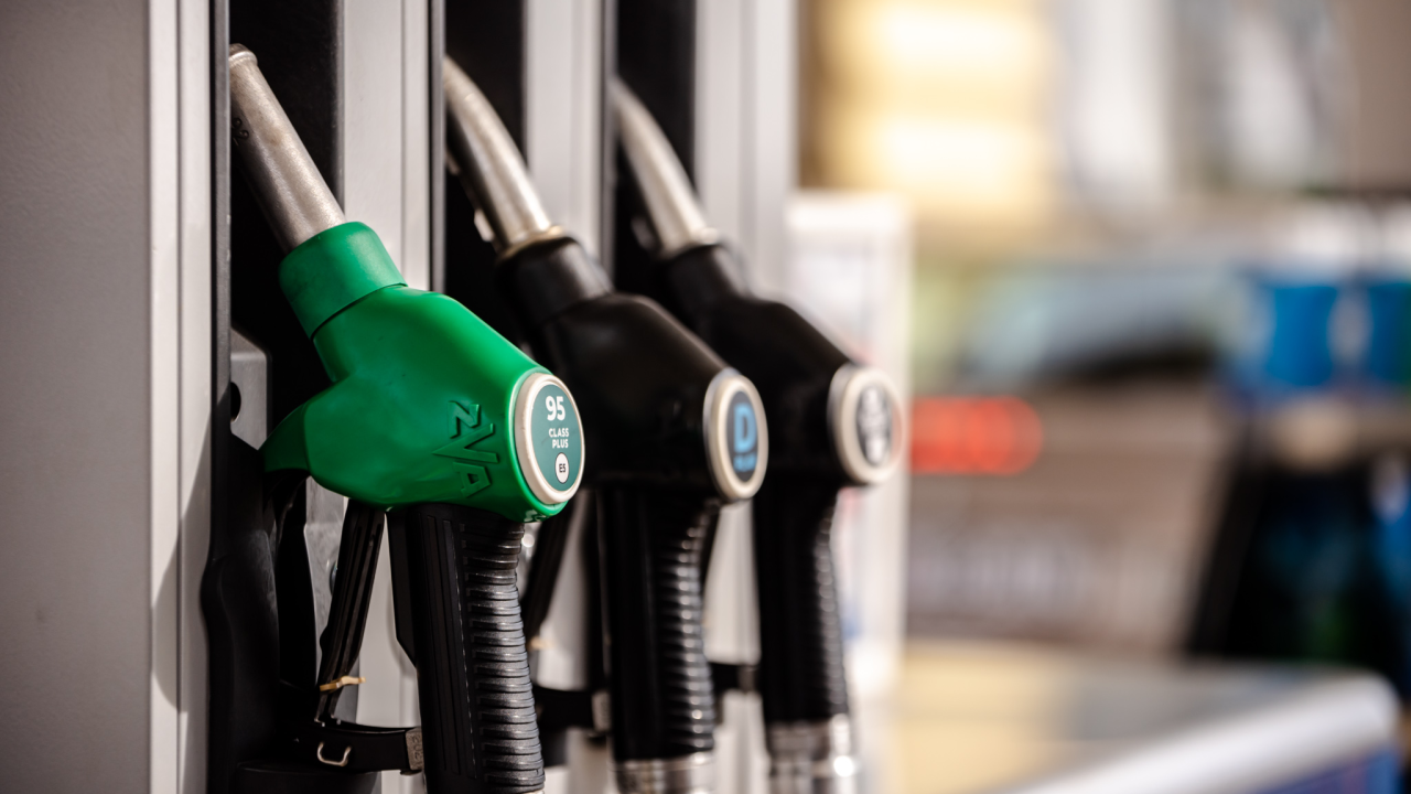 Danci od plaće mjesečno mogu kupiti 2.100 litara benzina, Hrvati 810