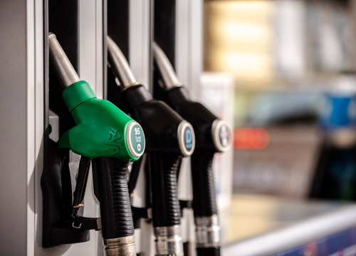 Danci od plaće mjesečno mogu kupiti 2.100 litara benzina, Hrvati 810