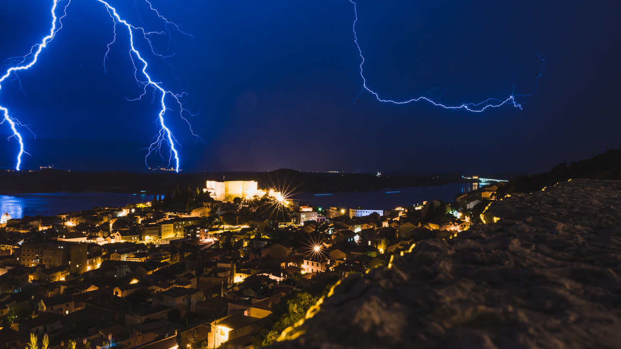 Stiže grmljavinsko nevrijeme, olujnom vjetru pridružuje se jaka kiša
