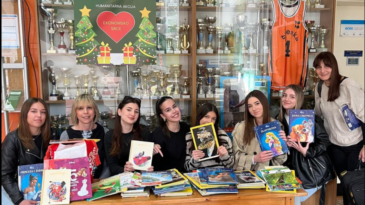 Šibenski gimnazijalci prikupili i darovali knjige Odjelu pedijatrije