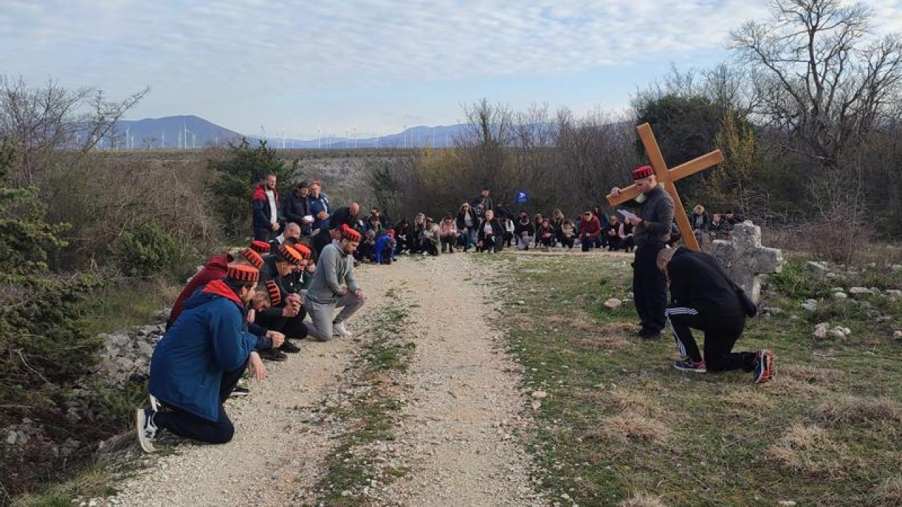 Križni put Prominom dug je 28 kilometara, čuvari groba nose drveni križ
