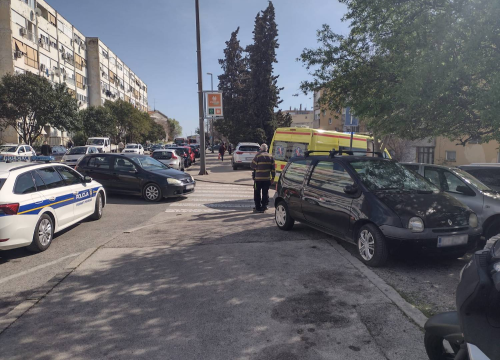 Vozač (83) u Šibeniku skretao bez da se uvjerio da može pa pogodio motor koji ga je pretjecao