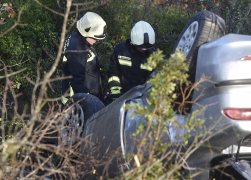 Prometna nesreća kod Bikarca: Automobil sletio s ceste, jedna osoba prevezena u bolnicu