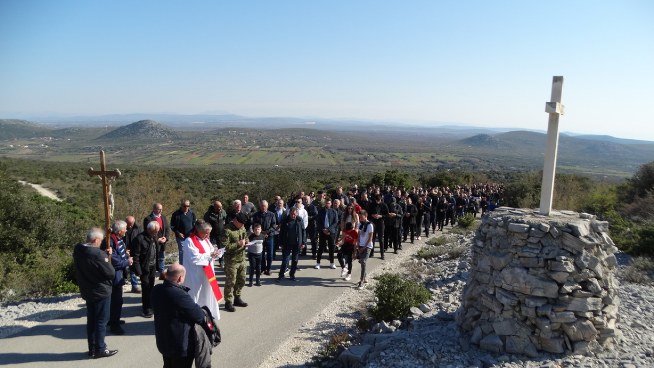 Križni put Hrvatske vojske i policije prema brdu Kamenjak na Veliki petak
