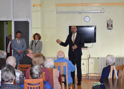 Fotografija 4 - Župan Marko Jelić podijelio uskršnje pogače u Cvjetnom domu