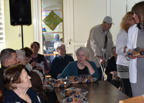 Fotografija 8 - Župan Marko Jelić podijelio uskršnje pogače u Cvjetnom domu