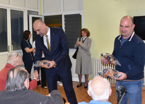 Fotografija 1 - Župan Marko Jelić podijelio uskršnje pogače u Cvjetnom domu