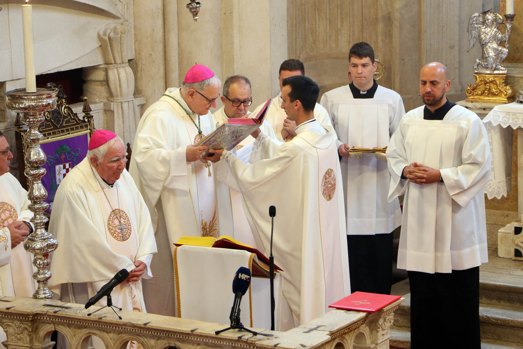 Jutros u katedrali biskup predvodio misu posvete ulja za krizme i bolesničko pomazanje
