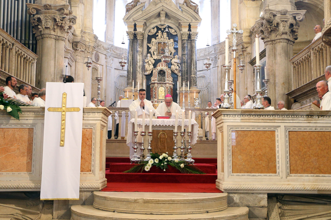 Jutros u katedrali biskup predvodio misu posvete ulja za krizme i bolesničko pomazanje