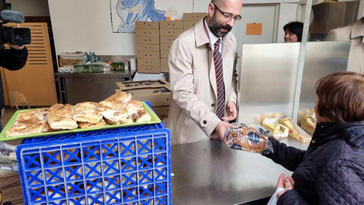 Dogradonačelnik Mileta podijelio pogače korisnicima pučke kuhinje Caritasa