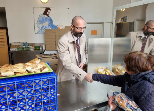 Fotografija 5 - Dogradonačelnik Mileta podijelio pogače korisnicima pučke kuhinje Caritasa