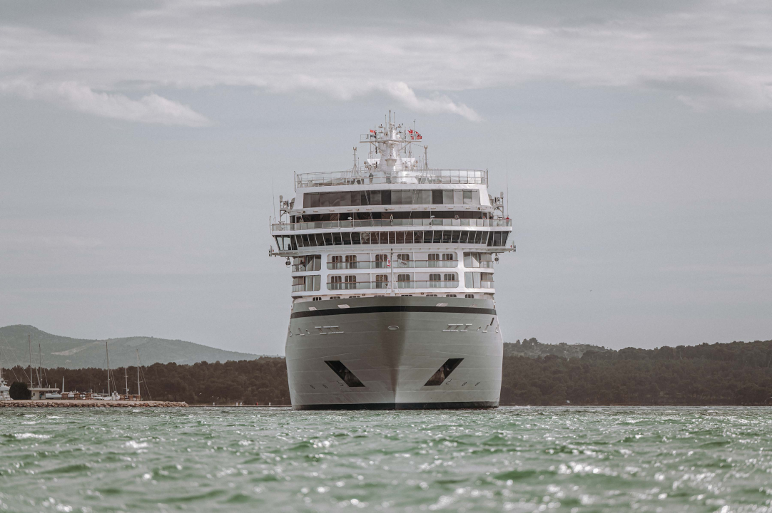 Jadrolinijina Premuda pokraj kruzera Viking Mars izgleda kao dječja igračka