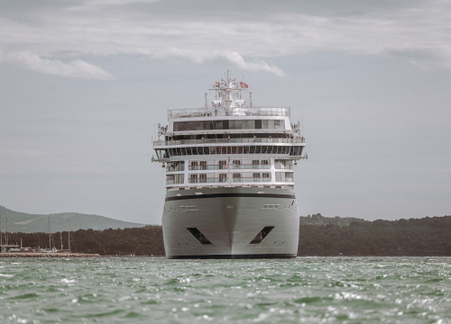 Fotografija 5 - Jadrolinijina Premuda pokraj kruzera Viking Mars izgleda kao dječja igračka