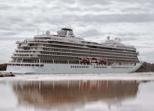 Fotografija 6 - Jadrolinijina Premuda pokraj kruzera Viking Mars izgleda kao dječja igračka