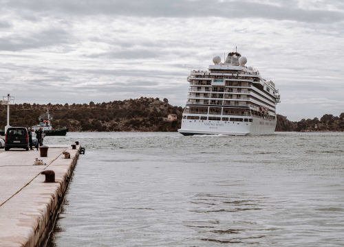 Fotografija 7 - Jadrolinijina Premuda pokraj kruzera Viking Mars izgleda kao dječja igračka