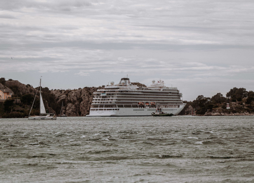 Fotografija 10 - Jadrolinijina Premuda pokraj kruzera Viking Mars izgleda kao dječja igračka