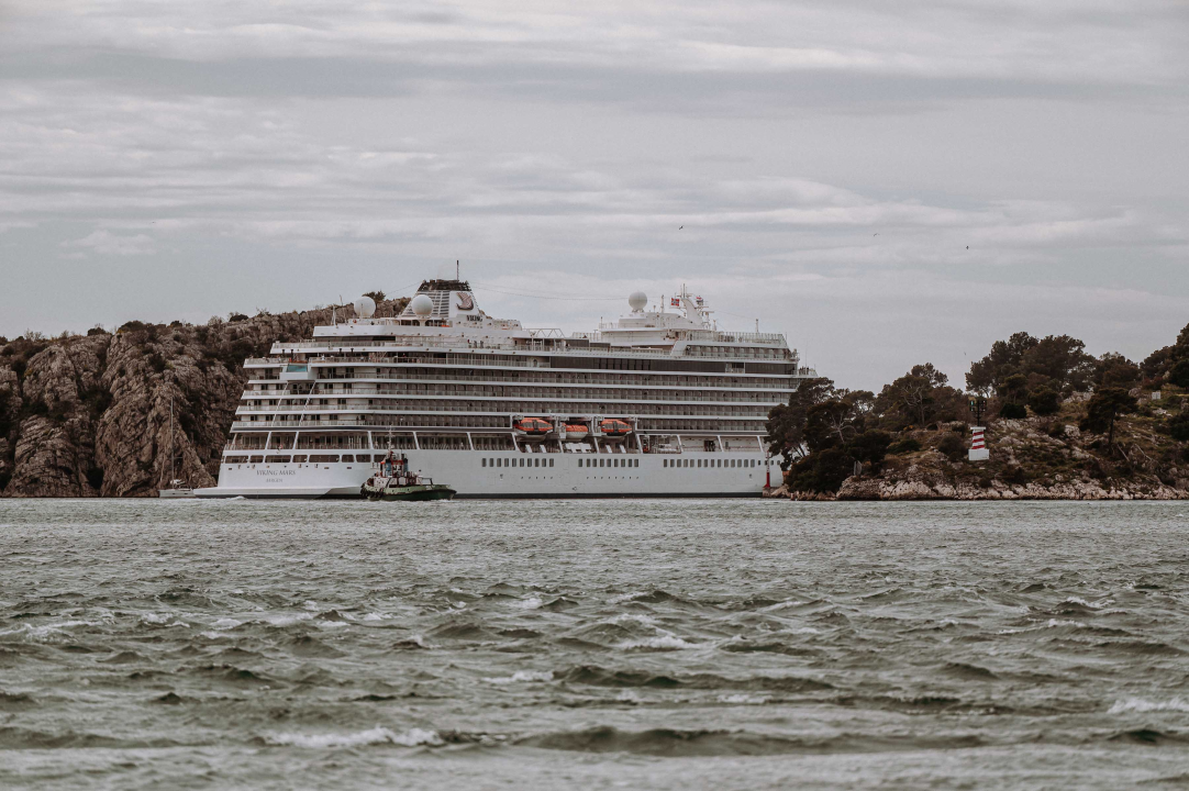 Jadrolinijina Premuda pokraj kruzera Viking Mars izgleda kao dječja igračka